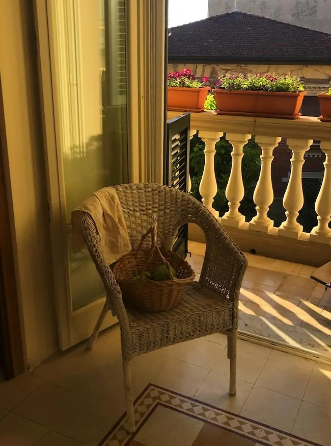 Elegant Apartment In Pietrasanta